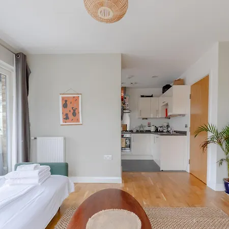 Apartment & Modern 1bd Flat With Balcony Hackney! *