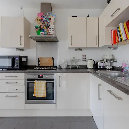 & Modern 1bd Flat With Balcony Hackney! Apartment