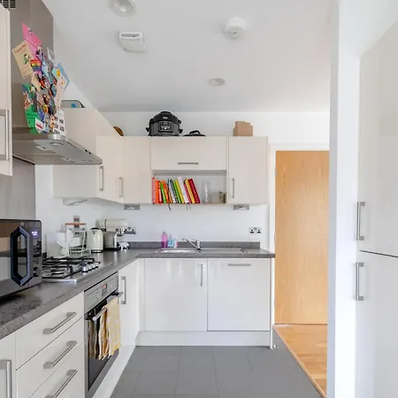 Apartment & Modern 1bd Flat With Balcony Hackney! London