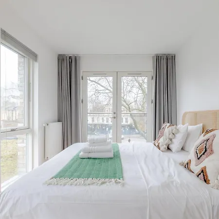 & Modern 1bd Flat With Balcony Hackney! * London