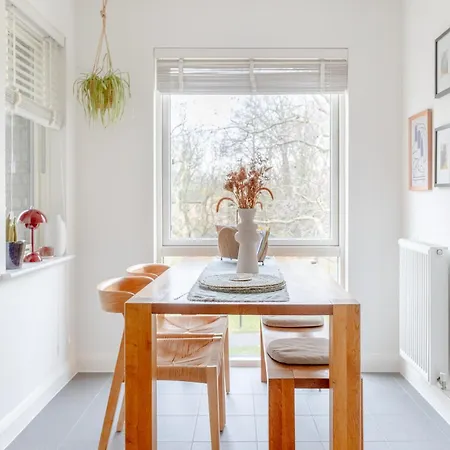 & Modern 1bd Flat With Balcony Hackney!