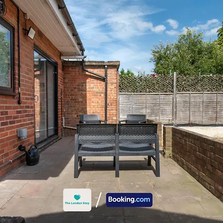 Serviced London,4 Bed House,sleeps 7 On 4 Or 7 Beds,4 Car Driveway,wifi,the London Short Let Heathrow,long Term Welcome