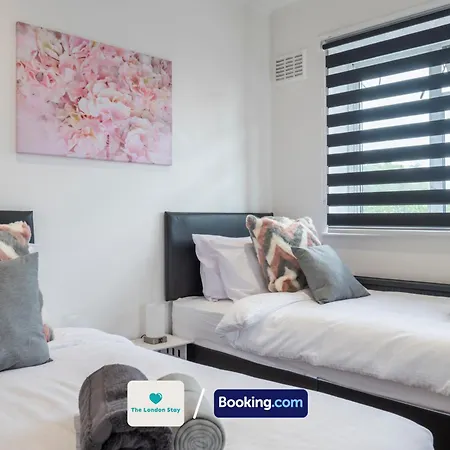 Serviced London,4 Bed House,sleeps 7 On 4 Or 7 Beds,4 Car Driveway,wifi,the London Short Let Heathrow,long Term Welcome Holiday home *
