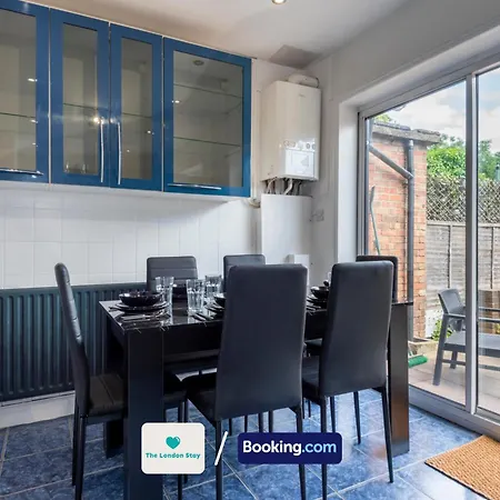 Holiday home Serviced London,4 Bed House,sleeps 7 On 4 Or 7 Beds,4 Car Driveway,wifi,the London Short Let Heathrow,long Term Welcome *
