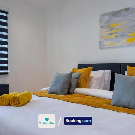 Serviced London,4 Bed House,sleeps 7 On 4 Or 7 Beds,4 Car Driveway,wifi,the London Short Let Heathrow,long Term Welcome Holiday home