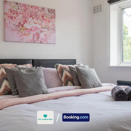 Holiday home Serviced London,4 Bed House,sleeps 7 On 4 Or 7 Beds,4 Car Driveway,wifi,the London Short Let Heathrow,long Term Welcome