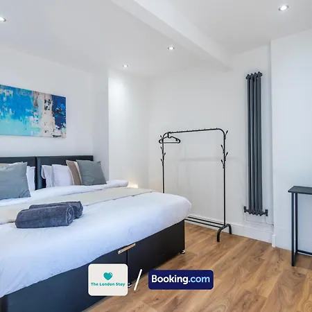 Holiday home Serviced London,4 Bed House,sleeps 7 On 4 Or 7 Beds,4 Car Driveway,wifi,the London Short Let Heathrow,long Term Welcome *