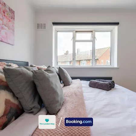 Serviced London,4 Bed House,sleeps 7 On 4 Or 7 Beds,4 Car Driveway,wifi,the London Short Let Heathrow,long Term Welcome * Hounslow