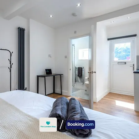 Serviced London,4 Bed House,sleeps 7 On 4 Or 7 Beds,4 Car Driveway,wifi,the London Short Let Heathrow,long Term Welcome *