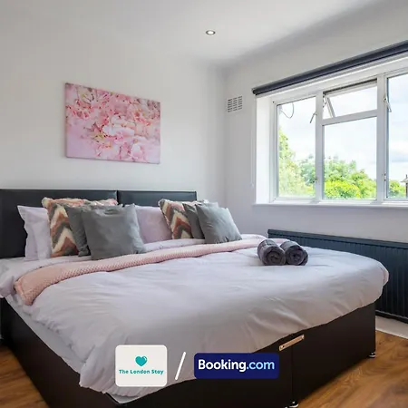Serviced London,4 Bed House,sleeps 7 On 4 Or 7 Beds,4 Car Driveway,wifi,the London Short Let Heathrow,long Term Welcome Hounslow