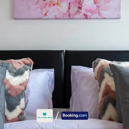 Serviced London,4 Bed House,sleeps 7 On 4 Or 7 Beds,4 Car Driveway,wifi,the London Short Let Heathrow,long Term Welcome * Hounslow