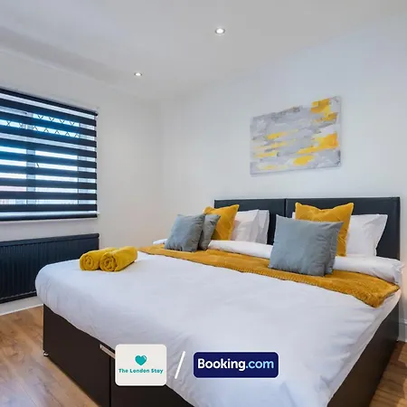 Serviced London,4 Bed House,sleeps 7 On 4 Or 7 Beds,4 Car Driveway,wifi,the London Short Let Heathrow,long Term Welcome