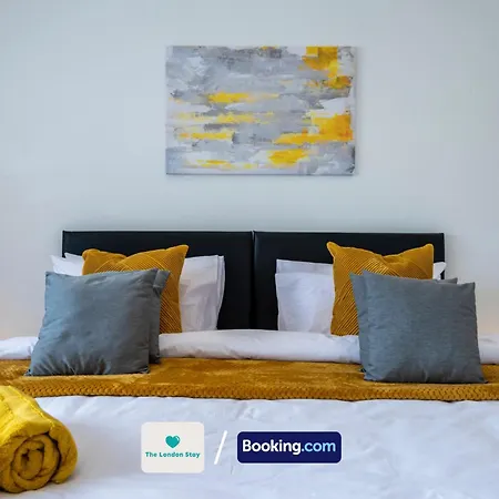 Serviced London,4 Bed House,sleeps 7 On 4 Or 7 Beds,4 Car Driveway,wifi,the London Short Let Heathrow,long Term Welcome Holiday home