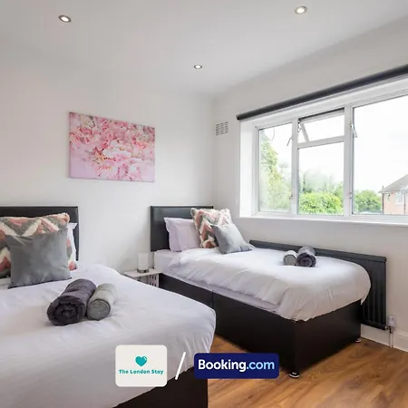 Holiday home Serviced London,4 Bed House,sleeps 7 On 4 Or 7 Beds,4 Car Driveway,wifi,the London Short Let Heathrow,long Term Welcome