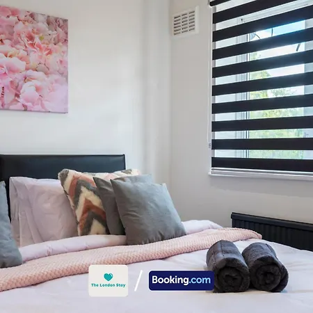 Holiday home Serviced London,4 Bed House,sleeps 7 On 4 Or 7 Beds,4 Car Driveway,wifi,the London Short Let Heathrow,long Term Welcome *