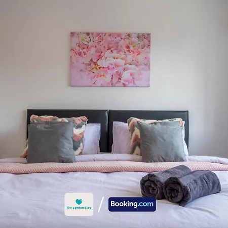 Holiday home Serviced London,4 Bed House,sleeps 7 On 4 Or 7 Beds,4 Car Driveway,wifi,the London Short Let Heathrow,long Term Welcome Hounslow