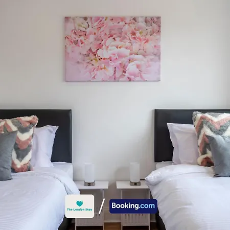Serviced London,4 Bed House,sleeps 7 On 4 Or 7 Beds,4 Car Driveway,wifi,the London Short Let Heathrow,long Term Welcome Hounslow