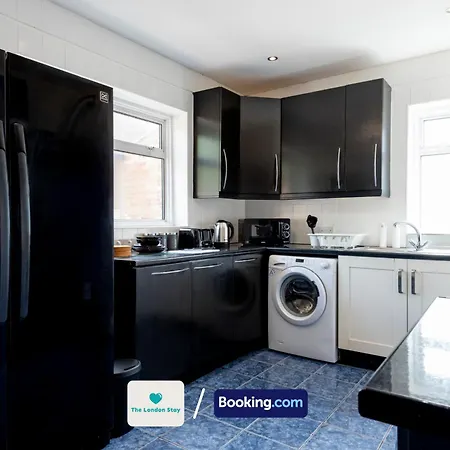 Holiday home Serviced London,4 Bed House,sleeps 7 On 4 Or 7 Beds,4 Car Driveway,wifi,the London Short Let Heathrow,long Term Welcome