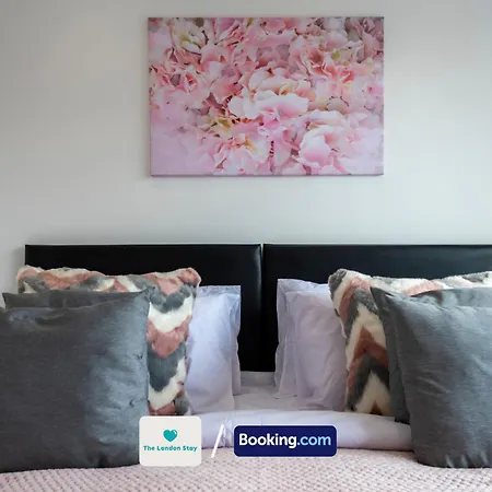 Serviced London,4 Bed House,sleeps 7 On 4 Or 7 Beds,4 Car Driveway,wifi,the London Short Let Heathrow,long Term Welcome Holiday home *