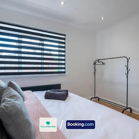 Holiday home Serviced London,4 Bed House,sleeps 7 On 4 Or 7 Beds,4 Car Driveway,wifi,the London Short Let Heathrow,long Term Welcome *