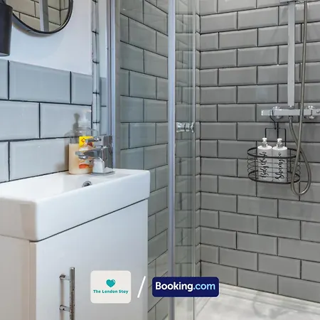 Holiday home Serviced London,4 Bed House,sleeps 7 On 4 Or 7 Beds,4 Car Driveway,wifi,the London Short Let Heathrow,long Term Welcome Hounslow