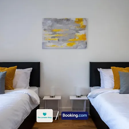 Serviced London,4 Bed House,sleeps 7 On 4 Or 7 Beds,4 Car Driveway,wifi,the London Short Let Heathrow,long Term Welcome Hounslow
