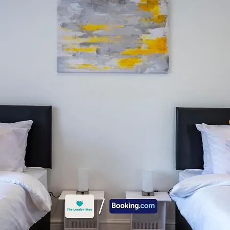 Serviced London,4 Bed House,sleeps 7 On 4 Or 7 Beds,4 Car Driveway,wifi,the London Short Let Heathrow,long Term Welcome