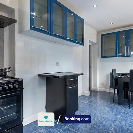 Holiday home Serviced London,4 Bed House,sleeps 7 On 4 Or 7 Beds,4 Car Driveway,wifi,the London Short Let Heathrow,long Term Welcome