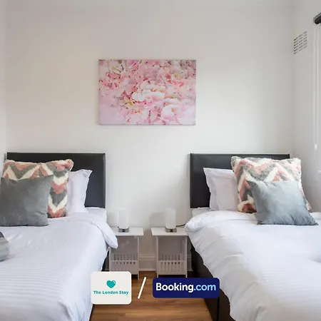 Holiday home Serviced London,4 Bed House,sleeps 7 On 4 Or 7 Beds,4 Car Driveway,wifi,the London Short Let Heathrow,long Term Welcome *