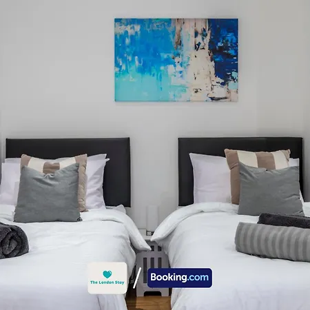 Serviced London,4 Bed House,sleeps 7 On 4 Or 7 Beds,4 Car Driveway,wifi,the London Short Let Heathrow,long Term Welcome Holiday home Hounslow