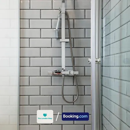 Serviced London,4 Bed House,sleeps 7 On 4 Or 7 Beds,4 Car Driveway,wifi,the London Short Let Heathrow,long Term Welcome *