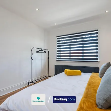 Serviced London,4 Bed House,sleeps 7 On 4 Or 7 Beds,4 Car Driveway,wifi,the London Short Let Heathrow,long Term Welcome Hounslow
