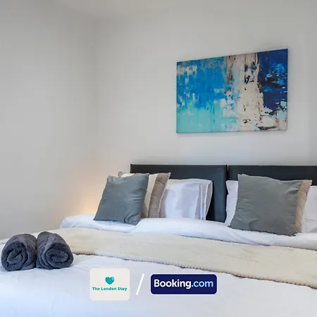 Serviced London,4 Bed House,sleeps 7 On 4 Or 7 Beds,4 Car Driveway,wifi,the London Short Let Heathrow,long Term Welcome Holiday home *