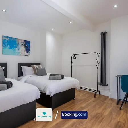 Holiday home Serviced London,4 Bed House,sleeps 7 On 4 Or 7 Beds,4 Car Driveway,wifi,the London Short Let Heathrow,long Term Welcome Hounslow