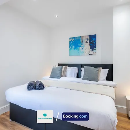 Serviced London,4 Bed House,sleeps 7 On 4 Or 7 Beds,4 Car Driveway,wifi,the London Short Let Heathrow,long Term Welcome * Hounslow