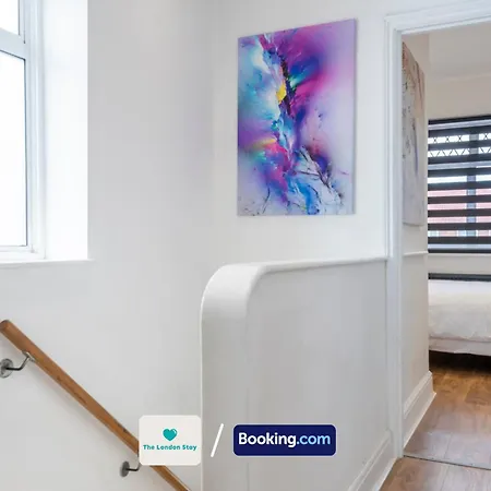 Holiday home Serviced London,4 Bed House,sleeps 7 On 4 Or 7 Beds,4 Car Driveway,wifi,the London Short Let Heathrow,long Term Welcome *