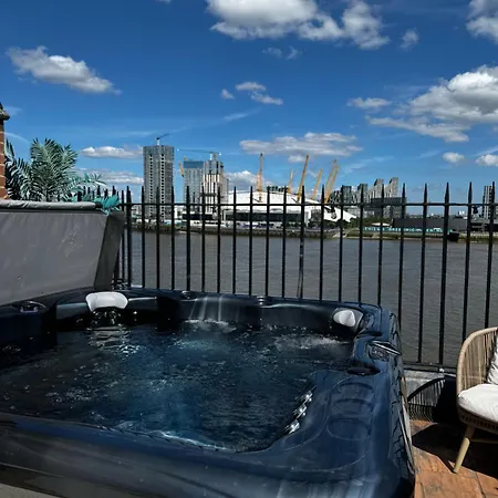3 X Bedroom Riverside Flat With Hot Tub On Roof Terrace Apartment *