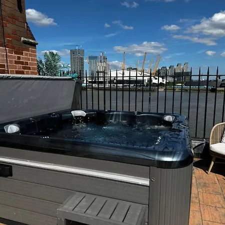 3 X Bedroom Riverside Flat With Hot Tub On Roof Terrace London