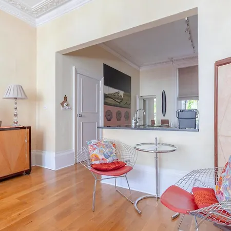 Inviting 1bd Hideaway Kensington Olympia! London