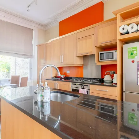 Inviting 1bd Hideaway Kensington Olympia! London