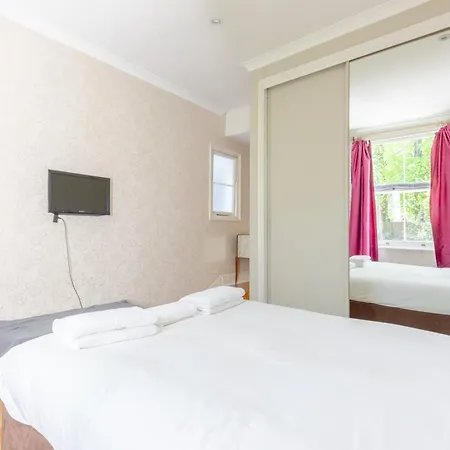 Inviting 1bd Hideaway Kensington Olympia! London