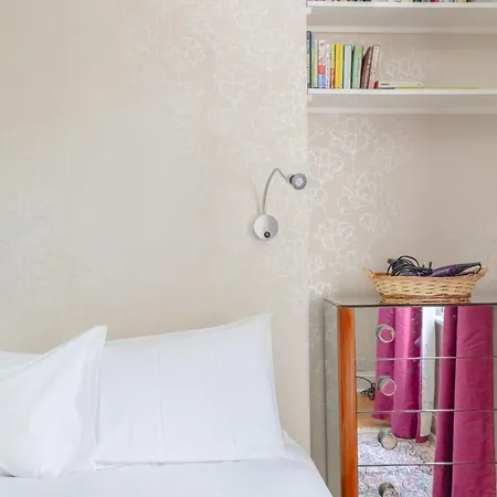 Apartment Inviting 1bd Hideaway Kensington Olympia! London