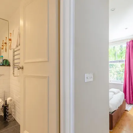 Inviting 1bd Hideaway Kensington Olympia! Apartment London