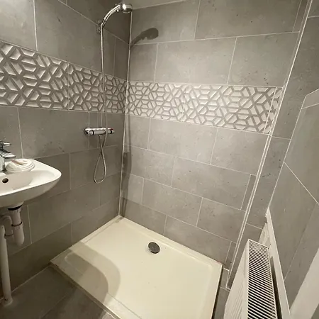 With Private Bathroom And Shared Kitchen * Purley