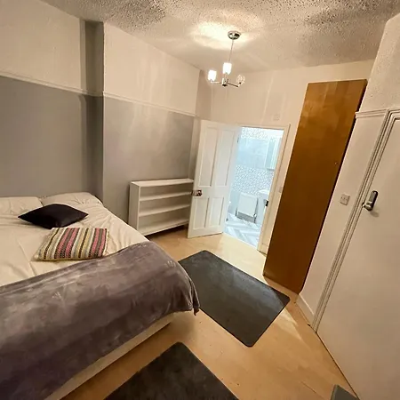 With Private Bathroom And Shared Kitchen * Purley