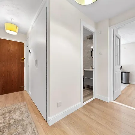 Beautiful 1 Bed Close To Amenities Apartment *