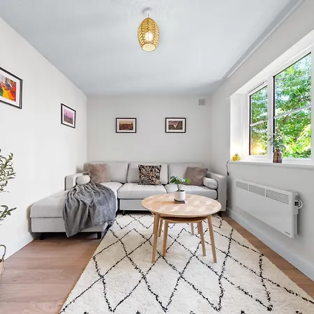 Beautiful 1 Bed Close To Amenities Apartment *