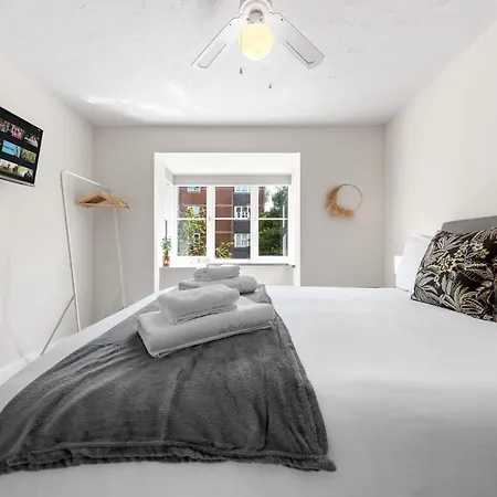 Apartment Beautiful 1 Bed Close To Amenities