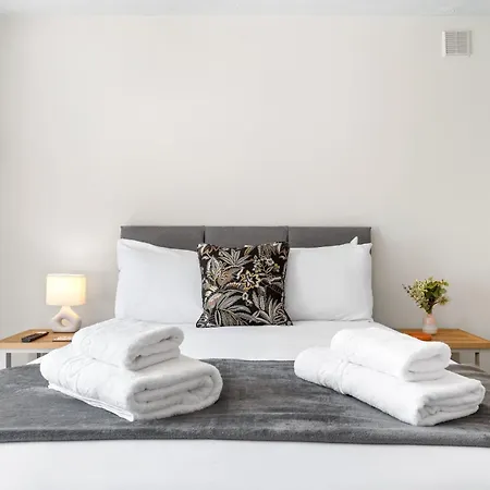 Beautiful 1 Bed Close To Amenities Apartment *