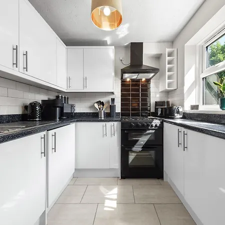Beautiful 1 Bed Close To Amenities *